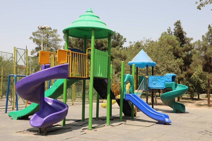 نصب ست‌های بازی کودکان در بوستان‌های منطقه ۱۹ در قالب طرح «من شهردارم» 
