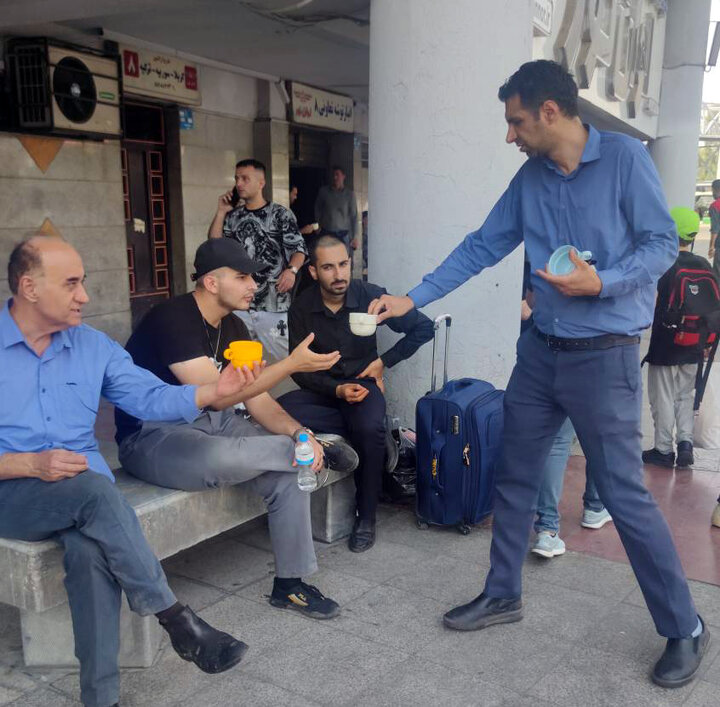 اربعین سبز؛ زائران حسینی با لیوان‌های دوستدار محیط زیست پذیرایی شدند