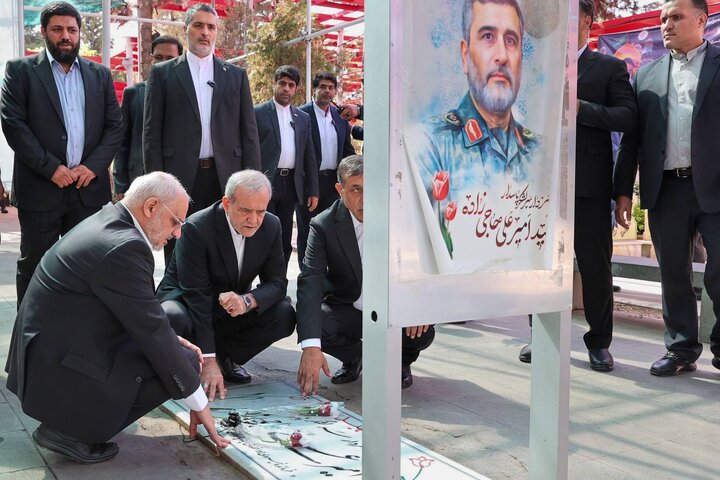 ادای احترام رئیس‌جمهور و اعضای هیئت دولت به مقام شامخ شهدا در بهشت زهرا(س)