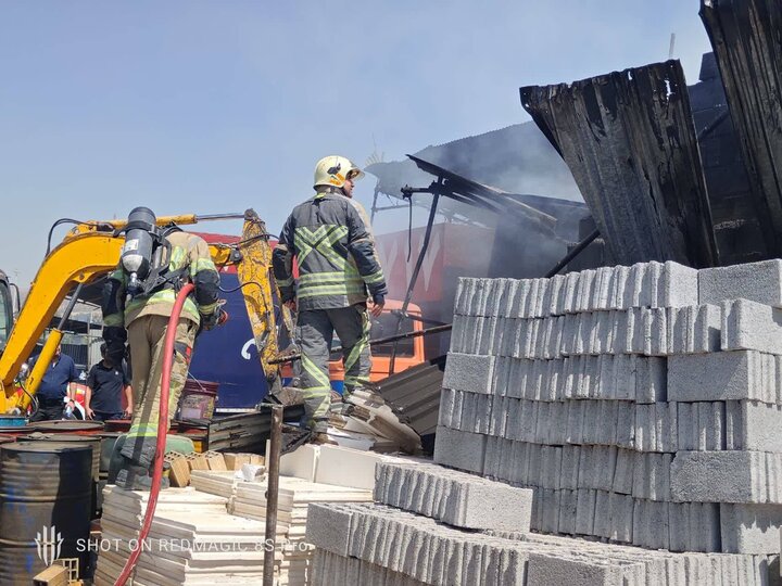 آتش‌سوزی انبار کالا در شرق تهران بدون تلفات پایان یافت