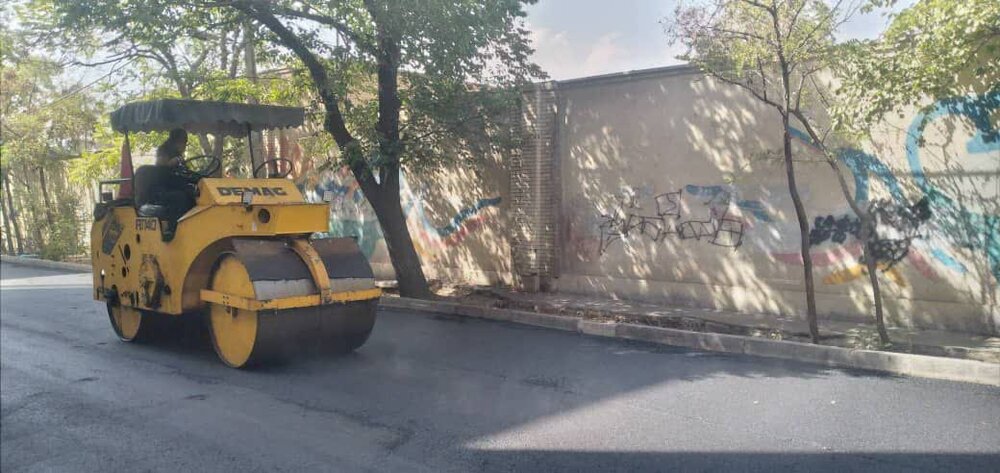 رنگ‌آمیزی گسترده نرده‌های مسیر BRT بزرگراه شهید سلیمانی