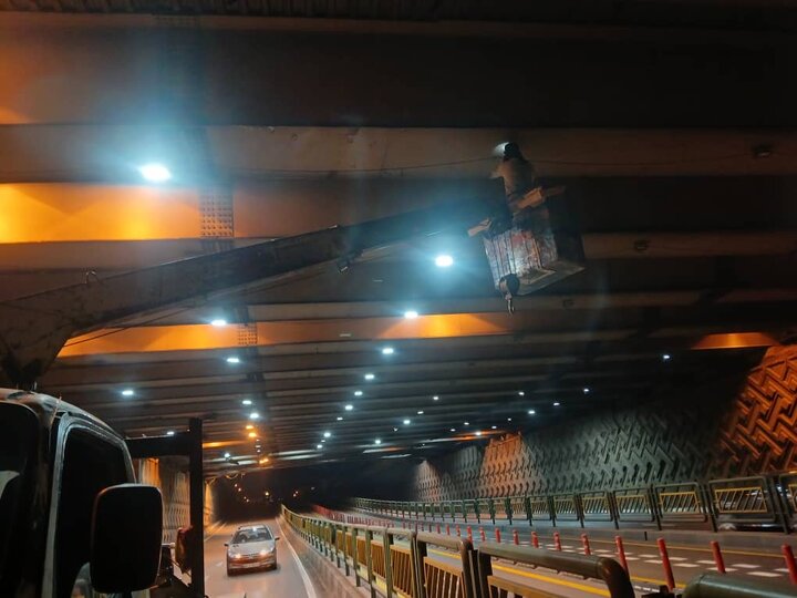 نصب ۲۳۰ پروژکتور پرقدرت و کم مصرف در طرح جدید روشنایی در میدان امام حسین (ع)