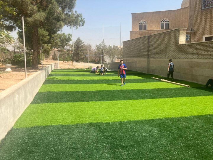 تعویض و نوسازی بیش از ۳ هزار مترمربع زمین چمن مصنوعی در محلات منطقه ۲۲