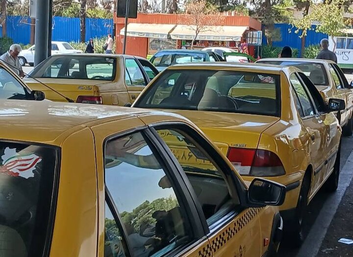 نصب ۲۵۰ پرچم ایران بر تاکسی‌های منطقه ۲۲