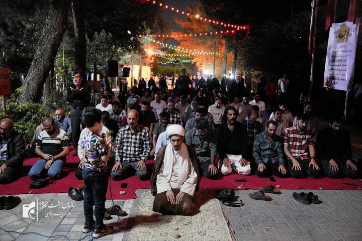 اقامه باشکوه نماز جماعت در جوار شهدا / تجلی ایمان و وحدت در گلزار مطهر شهدای بهشت زهرا(س)
