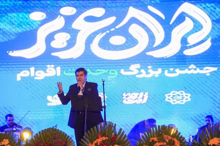 اجرای «امید حاجیلی» در فضایی خانوادگی در حاشیه دریاچه چیتگر