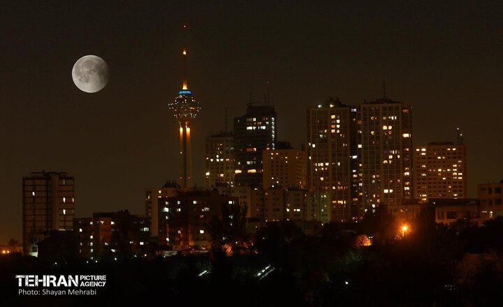 ماه خونین بر فراز تهران
