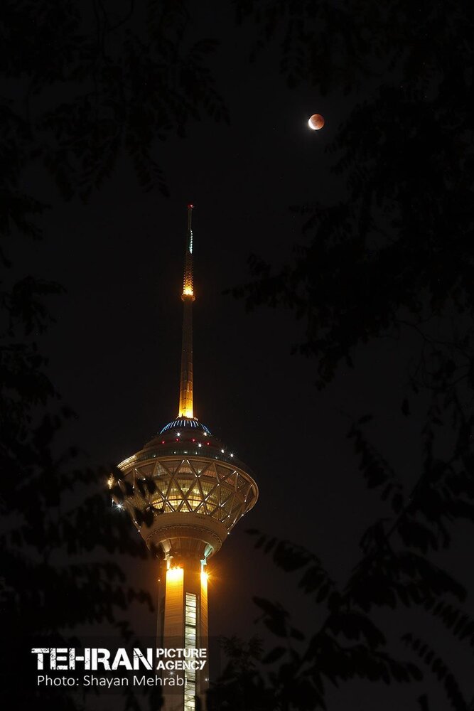 ماه خونین بر فراز تهران