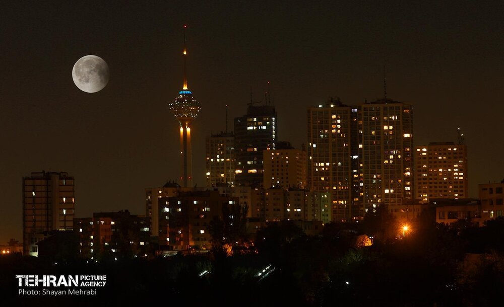 ماه خونین بر فراز تهران