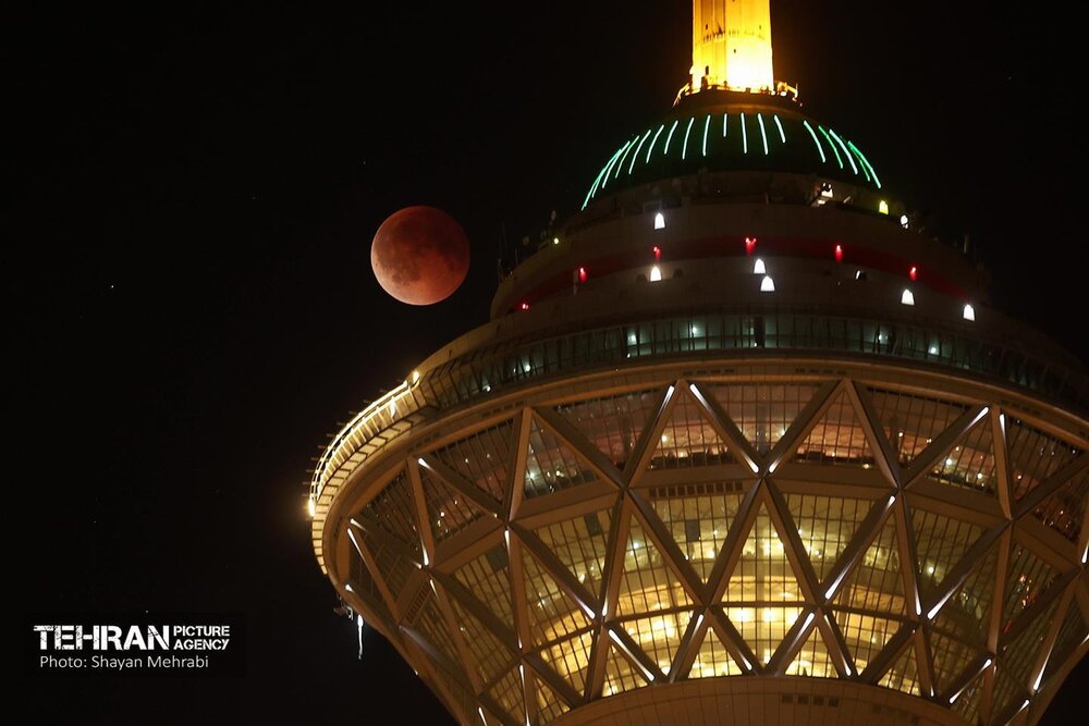 ماه خونین بر فراز تهران