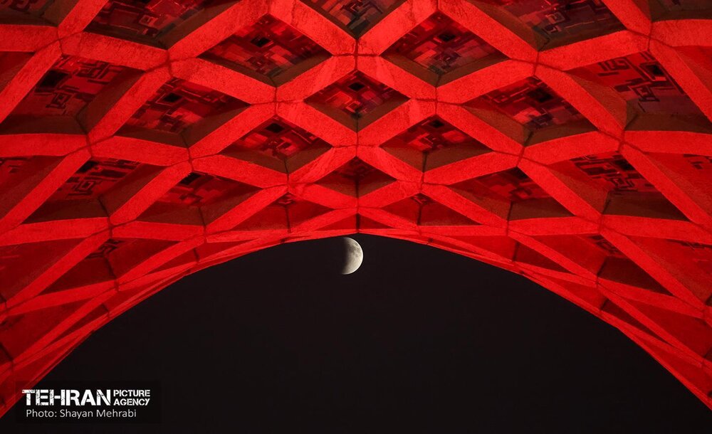 ماه خونین بر فراز تهران