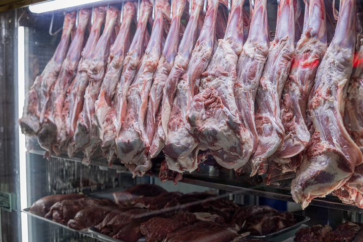 قیمت هر کیلو گوشت گوساله و گوسفندی وارداتی و داخلی آزاد در میادین شهرداری چند است؟ 