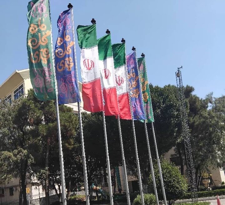 میادین و محلات مرکزی شهر مزین به ریسه و پرچم ایران شدند