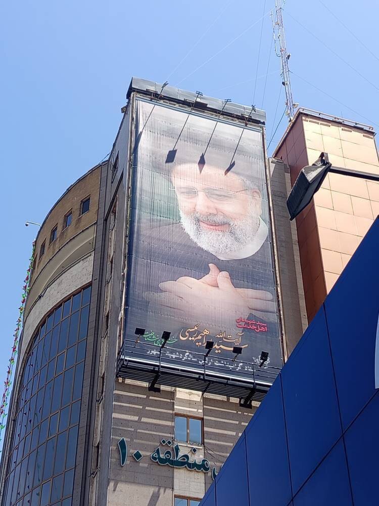از «اقتدار ملی» تا «هفته وحدت»؛ اهتمام شهرداری منطقه ۱۰ در اکران دیوارنگاره‌های فرهنگی و مذهبی