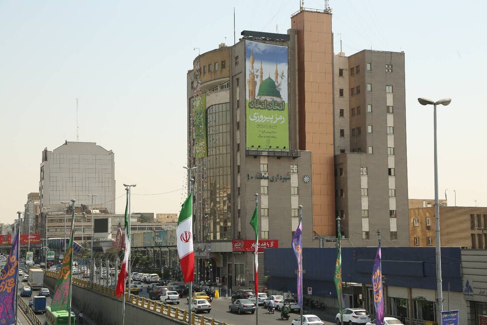 از «اقتدار ملی» تا «هفته وحدت»؛ اهتمام شهرداری منطقه ۱۰ در اکران دیوارنگارههای فرهنگی و مذهبی