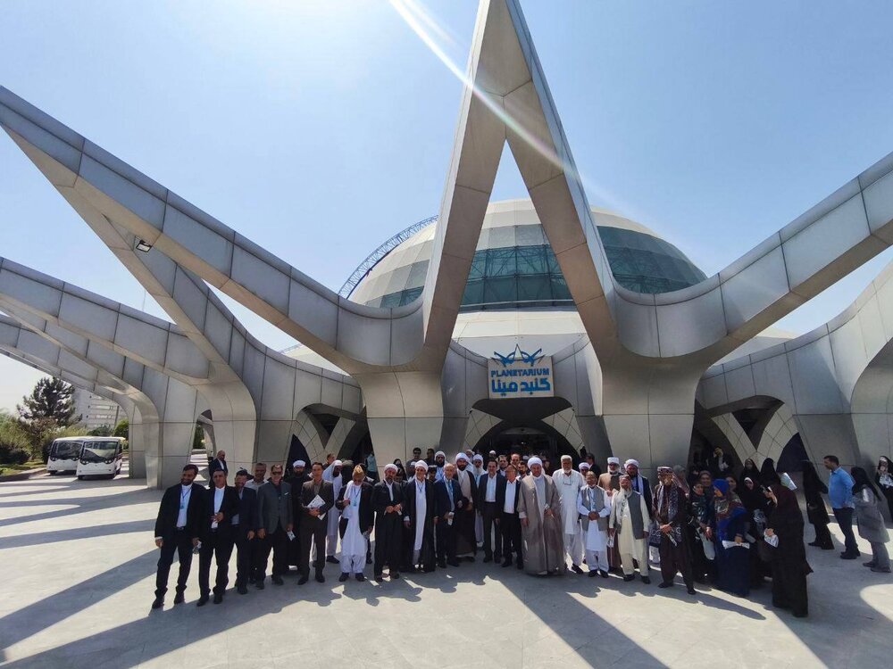 عکس یادگاری اندیشمندان جهان اسلام روی پل طبیعت 