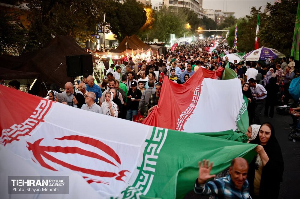 حضور باشکوه مردم در جشن میلاد پیامبر اکرم(ص) در تهران/ برگزاری جشن پیامبر مهربانی از میدان ولیعصر (ع) تا هفت تیر