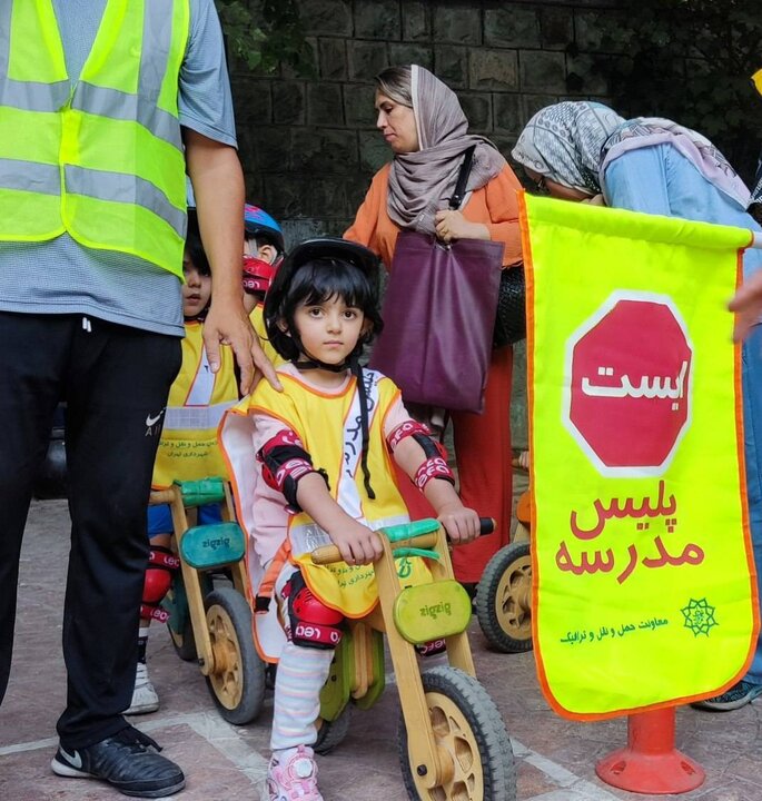 نونهالان در میدان تجریش به یاد شهدای کودک رکاب می زنند