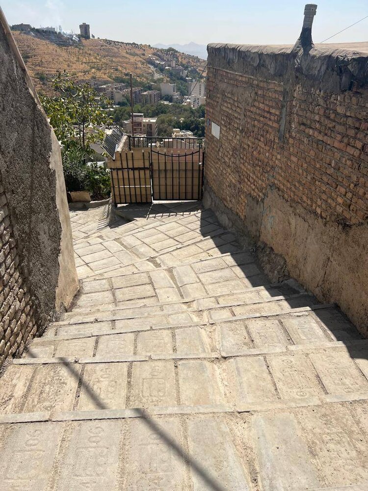 نوسازی معابر پلکانی و قدیمی محله درکه آغاز شد