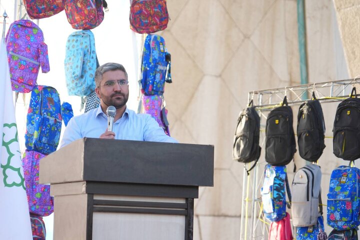 توزیع ۴۰۰۰ کوله پشتی مهر در میدان آزادی