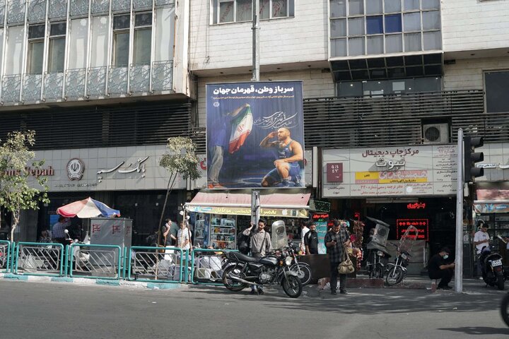 اکران تصاویر قهرمانی امیرحسین زارع در سطح شهر تهران