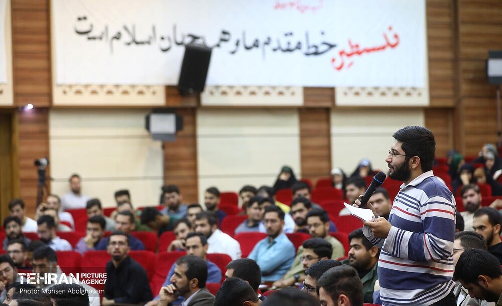 نشست صمیمانه شهردار تهران با جمعی از دانشجویان کشور