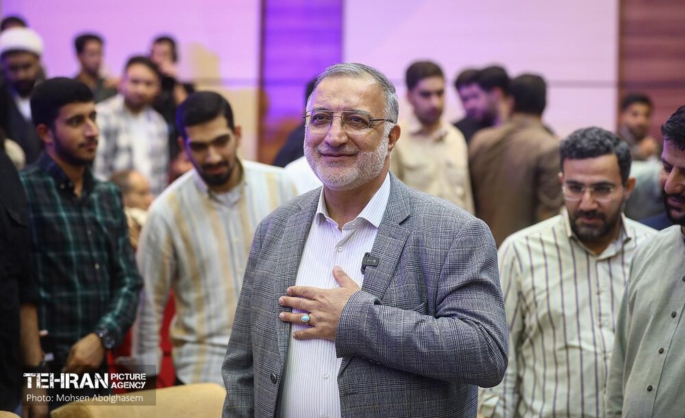 نشست صمیمانه شهردار تهران با جمعی از دانشجویان کشور