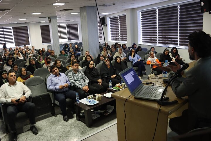 بررسی چالش‌ها و راهکارهای توسعه کسب‌ و کارهای کوچک در منطقه ۲۲