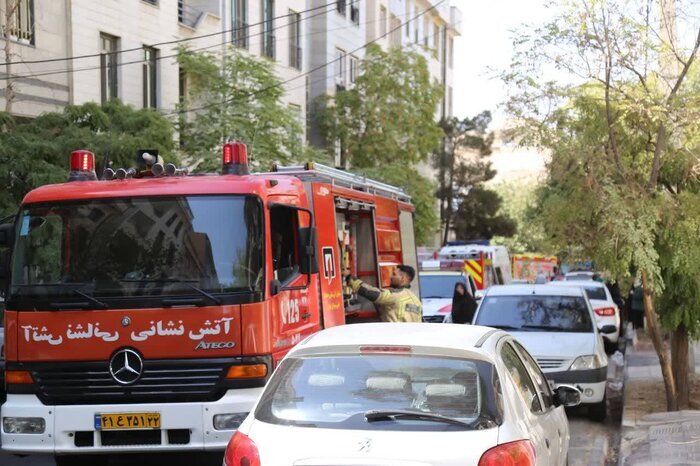 نجات جان ۱۸ نفر از آتش‌سوزی مجتمع مسکونی در مرزداران