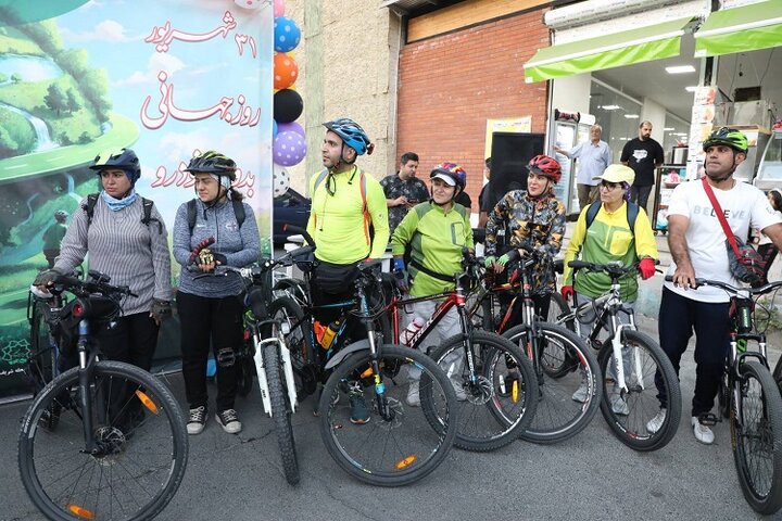 حرکت شهروندان منطقه۲ برای شهری پاک با مشارکت در پویش روز بدون خودرو/ همراهی شهروندان منطقه۲ با پویش روز بدون خودرو