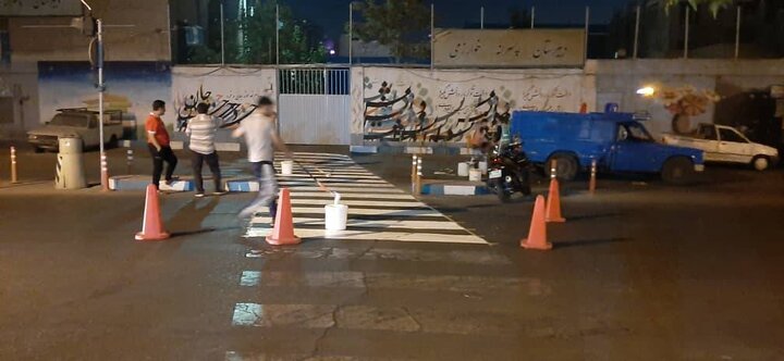   ایمن‌سازی محدوده ۷۰ مدرسه در منطقه ۸ با اجرای ۱۸۰۰ متر خط‌کشی عابر پیاده 