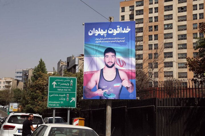 اکران تصاویر قهرمانان کشتی فرنگی در سطح شهر

