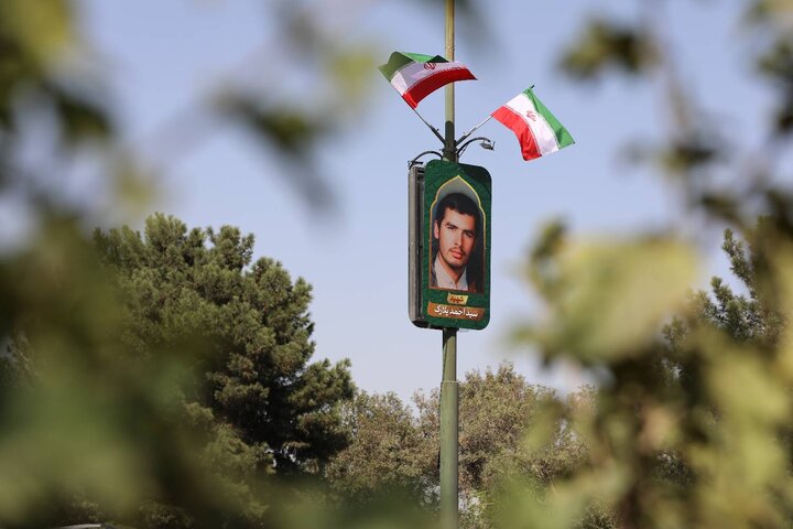 بزرگراه شهید هاشمی با ۲۱۶ پرچم، تمثال شهدا و نورپردازی ویژه آراسته شد