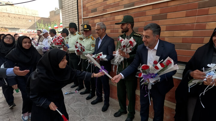 زنگ مهر در مدرسه بانو عفت آهنگری منطقه ۲۰ نواخته شد