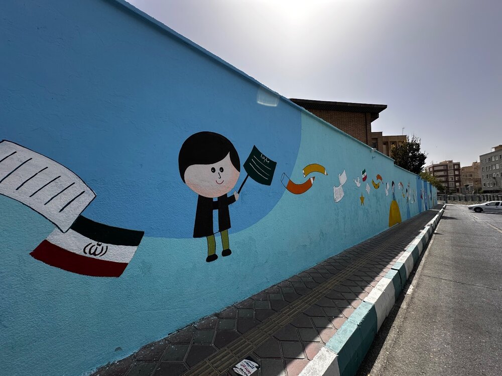 ۱۷۰۰ مترمربع دیوار مدارس منطقه ۱۳ با رنگ و نقش مهر تازه شد