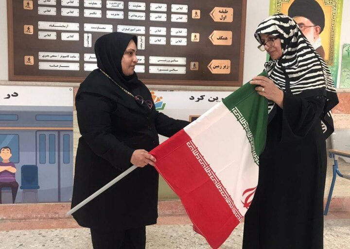 توزیع ۱۵۰ پرچم ایران در کنار زیباسازی و پاکسازی پیرامونی در مدارس منطقه یک 

