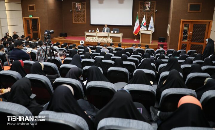 نشست صمیمانه شهردار تهران با مسئولین پایگاه‌های بسیج دانشجویی تهران
