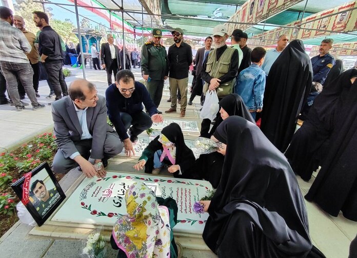 تجدید میثاق شهردار و مدیران منطقه ۲ با آرمان‌های شهدا در هفته دفاع مقدس 