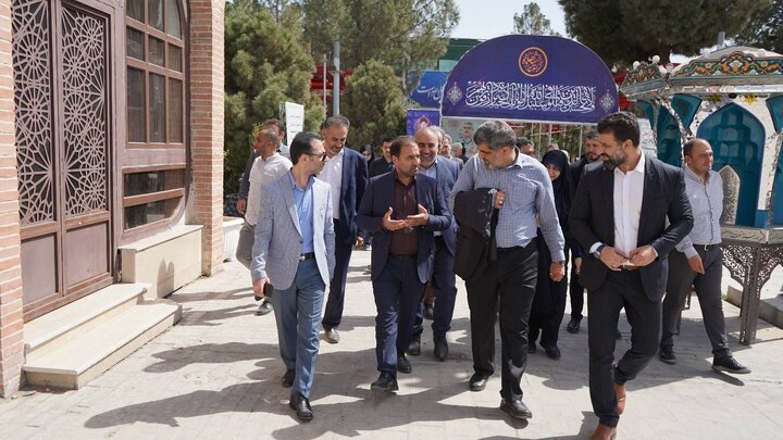  تجدید میثاق شهردار، معاونین و مدیران منطقه ۲۱ با آرمان‌های شهیدان و غبارروبی مزار شهدا در بهشت زهرا همزمان با هفته دفاع مقدس