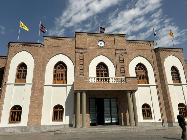 اهتزاز دائمی پرچم ایران بر بام بلدیه/ پرچم حزب‌الله به مناسبت سالروز شهادت شهید نصرالله اکران شد