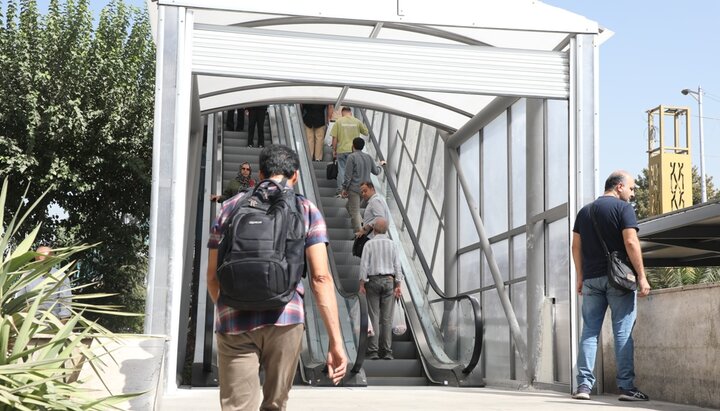 تسهیل تردد شهروندان با نوسازی پل‌های عابر پیاده خیابان آزادی