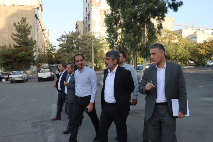 بازدید شهردار منطقه ۴ از محله مجیدآباد در "یکشنبه‌های "قدم به قدم"/ بررسی معابر، روشنایی و فضای سبز مجیدآباد