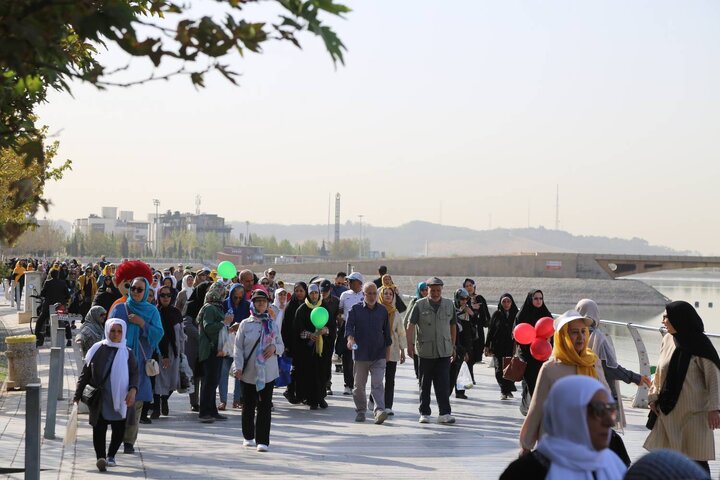 همایش خانوادگی سالمندان در دریاچه شهدای خلیج فارس