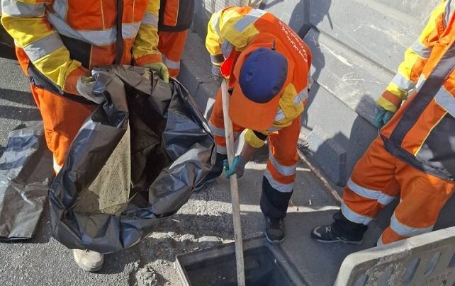 لایروبی انهار در بزرگراه امام علی(ع) در محدوده منطقه ۱۴