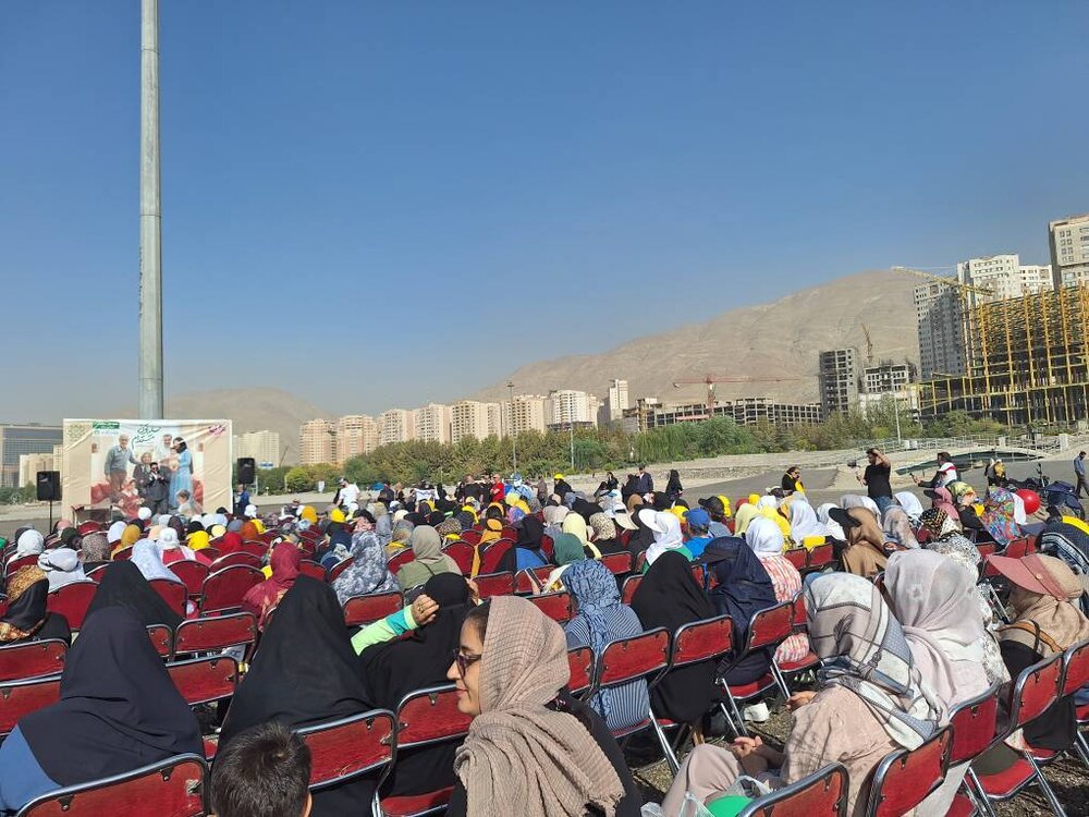 برگزاری تور پیادهروی سالمندان منطقه ۱۰ دریاچه خلیج فارس