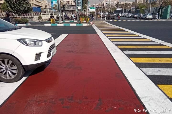 تقاطع آزادی – رودکی ایمنتر شد؛ اجرای طرح گذرگاه عابر پیاده