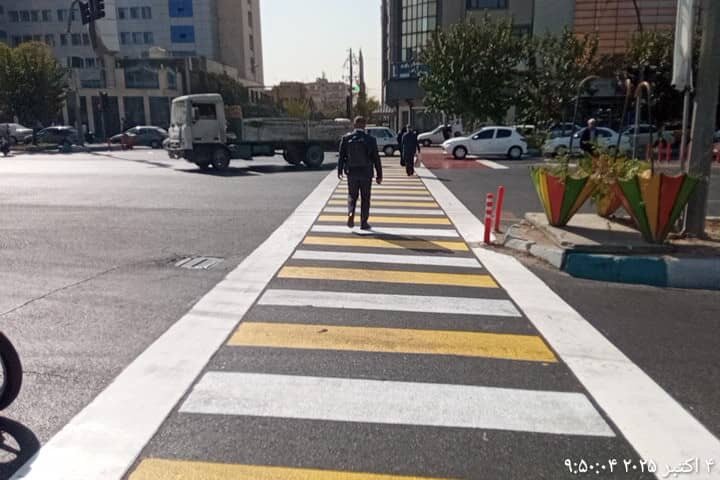 تقاطع آزادی – رودکی ایمن‌تر شد؛ اجرای طرح گذرگاه عابر پیاده