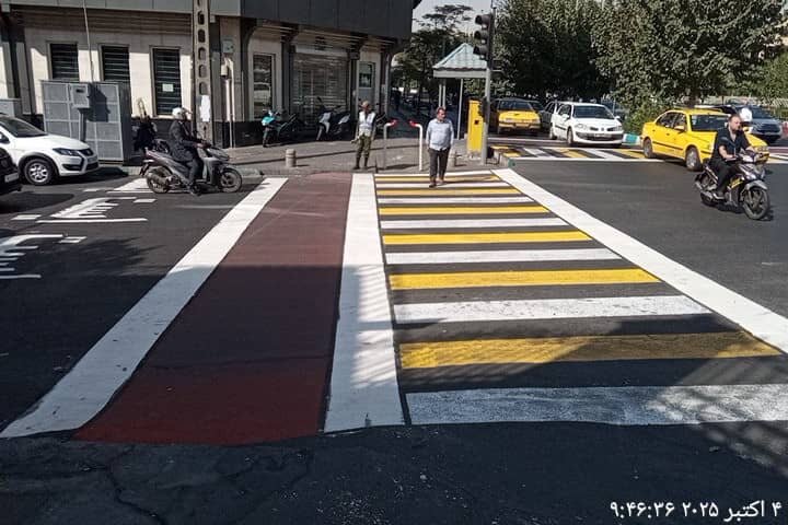 تقاطع آزادی – رودکی ایمنتر شد؛ اجرای طرح گذرگاه عابر پیاده