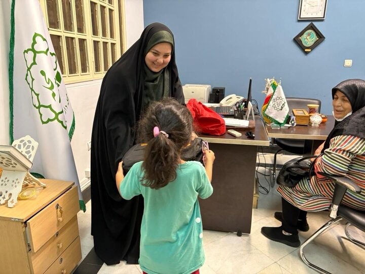 توزیع ۱۰۰۰ بسته  لوازم‌التحریر بین کودکان کار و نیازمند منطقه یک