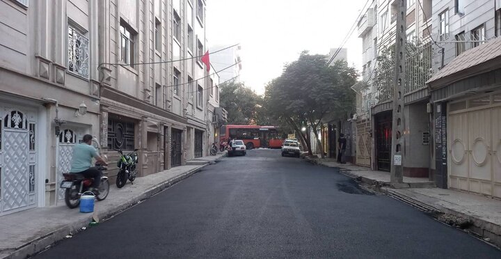 اجرای عملیات روکش آسفالت دستی در کوچه‌های ۶۶ و غفاری منطقه ۱۹